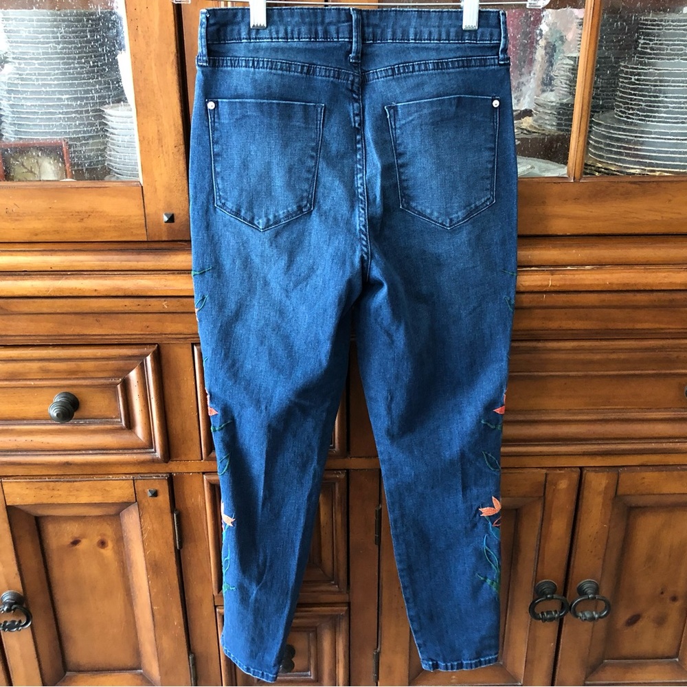 EUC Just Fab embroidered jeans - Picture 2 of 9